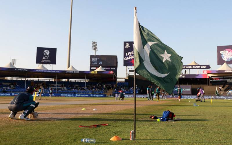 پاکستانی کھلاڑی ٹریننگ کے دوران جھنڈا ساتھ کیوں لاتے ہیں؟ جانئے