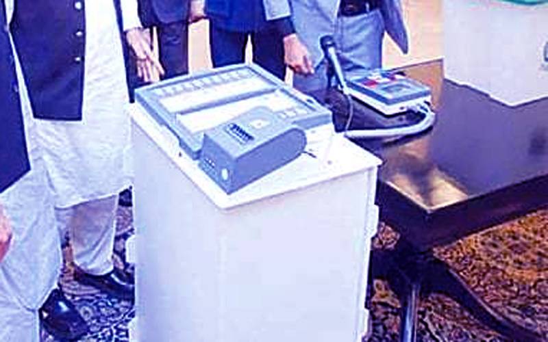 ڈاکٹر بابر اعوان کی گزارش پر الیکٹرانک ووٹنگ مشین کے بل کو موخر کر دیا گیا