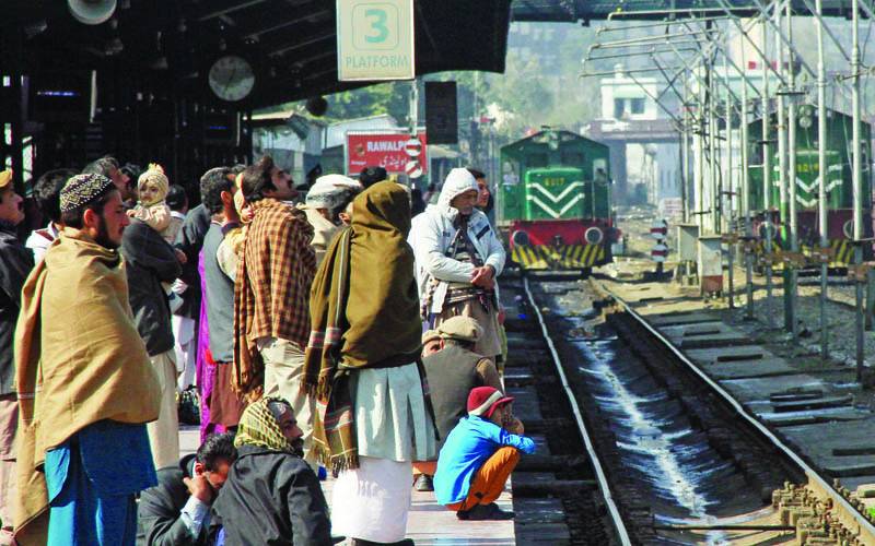 اعظم سواتی کی معافی بھی کسی کام نہ آئی ، مسافر ٹرینوں کا شیڈول درہم برہم ، شہری سردی میں انتظار کرنے پر مجبور 