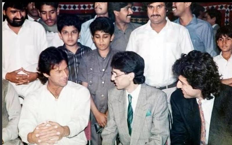 عمران خان نے اپنی 32 سال پرانی تصویر پوسٹ کردی، یہ تصویر کس موقع پر بنی؟ آپ بھی جانیے