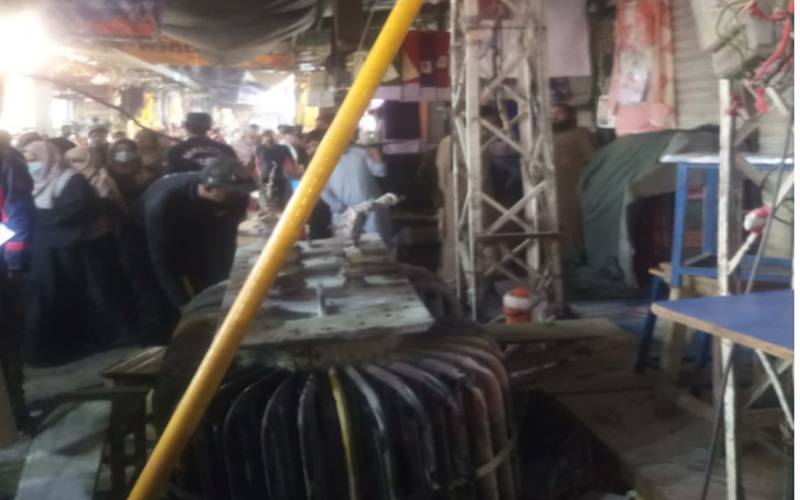لاہور میں خوفناک حادثہ، ٹرانسفارمر شاپنگ میں مصروف خواتین پر آگرا