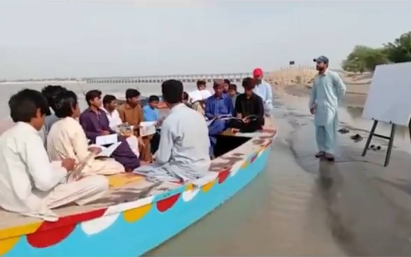  ماہی گیروں کو تعلیم کے زیور سے آراستہ کرنے کے لئے پنجاب حکومت نے ایسی جگہ سکول قائم کردیا کہ ہر کوئی دنگ رہ جائے 