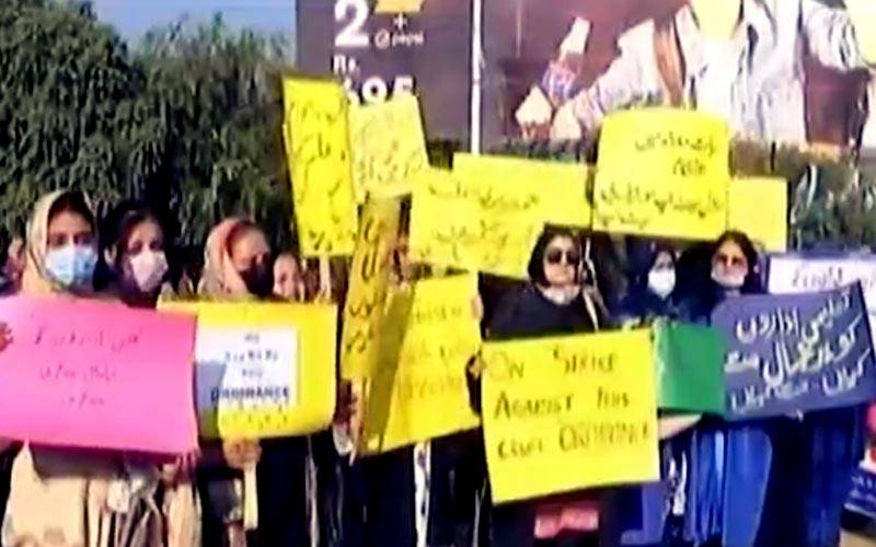 اسلام آباد کے سکولوں کے اساتذہ اور ملازمین کا احتجاج تیسرے روز میں داخل ، پارلیمنٹ ہاؤس کے باہر نعرے بازی 
