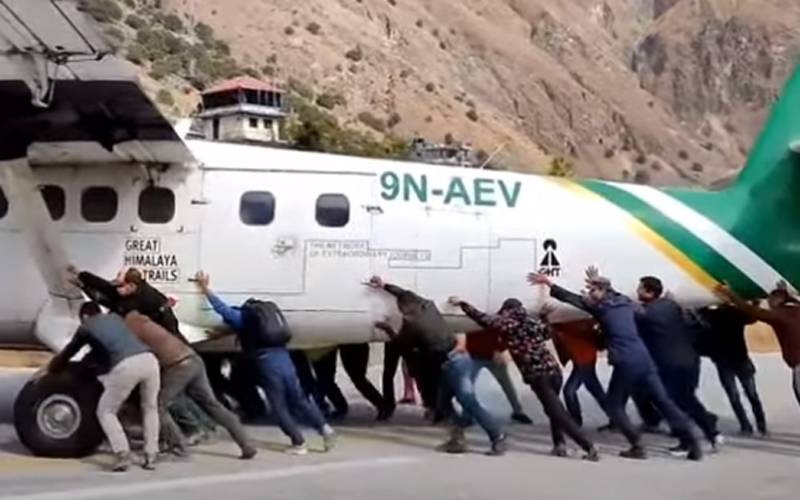 طیارے کو مسافروں کو دھکا لگانا پڑ گیا ، ویڈیو وائرل