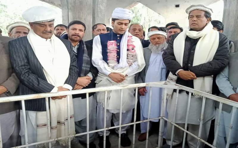 جنید صفدر کی اپنے دادا کے مزار پر حاضری، پیر مہر علی شاہ کے  کلام سے سماں باندھ دیا