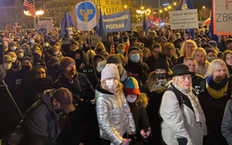  پولینڈ میں میڈیا کے نئے قوانین کے خلاف  احتجاج 