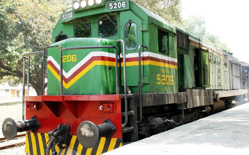 پڈ عیدن میں کراچی سے پنجاب آنے والی گرین لائن ٹرین کو حادثہ