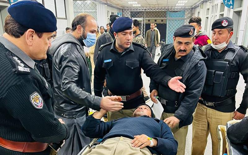 پشاور میں پولیس پر دستی بم کے حملوں میں تین اہلکار زخمی 