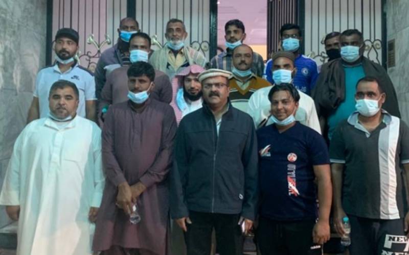 سفیر پاکستان بلال اکبر کی مکہ مکرمہ میں پریشان پاکستانیوں سے ملاقات