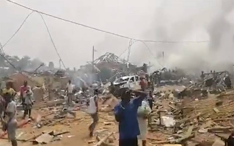 بڑے افریقی ملک میں دھماکہ خیز مواد سے بھرا ٹرک پھٹ گیا، 17 افراد ہلاک، ہر طرف تباہی پھیل گئی