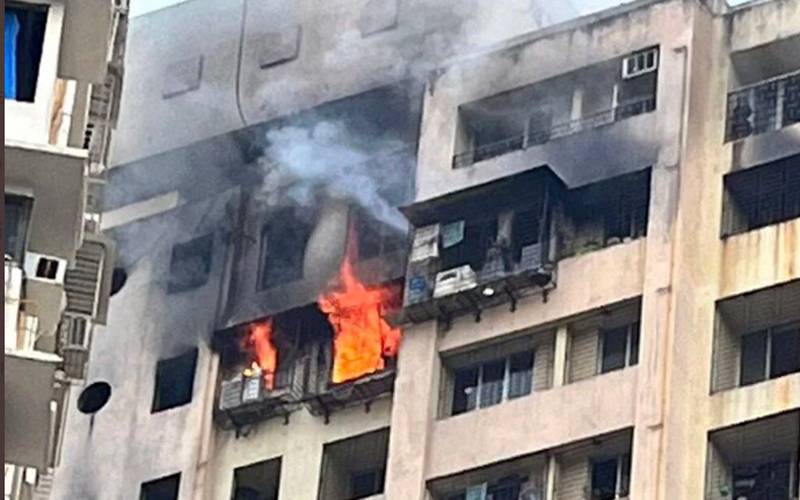 بھارت میں20منزلہ عمارت میں آتشزدگی، کئی افراد زندہ جل گئے