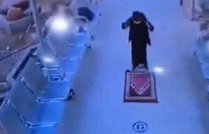  سعودی عرب میں تعلیمی ادارے کھلنے پر طالبعلم کا سکول کے داخلی راستے پر ہی سجدہ شکر، ویڈیو وائرل ہوگئی 