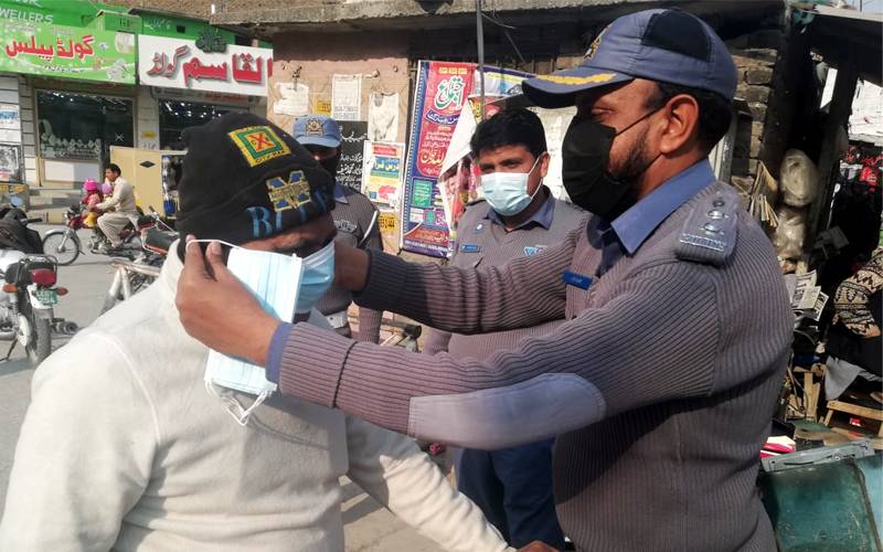 اومی کرون کے پھیلاؤ کو روکنے کیلئے راولپنڈی ٹریفک پولیس بھی میدان میں آگئی 