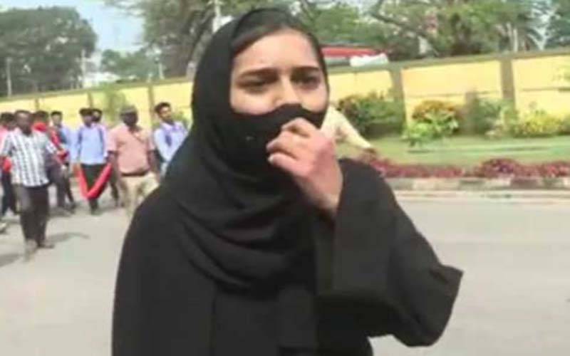 جے شری رام کا اللہ اکبر کے نعروں سے جواب، باحجاب بھارتی لڑکی مسکان مزاحمت کی علامت بن گئی، ویڈیو نے تہلکہ مچادیا