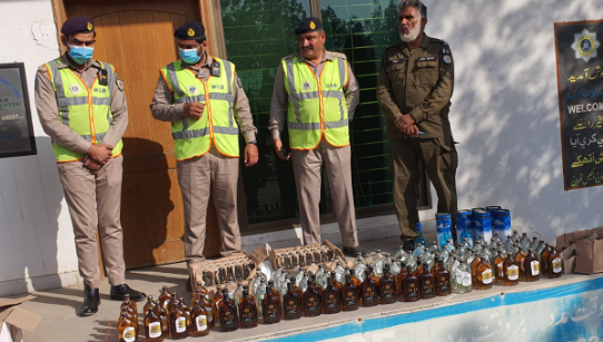 موٹروے پولیس کی کارروائی ، مشکوک کار سے مشروب مغرب کی بوتلیں برآمد