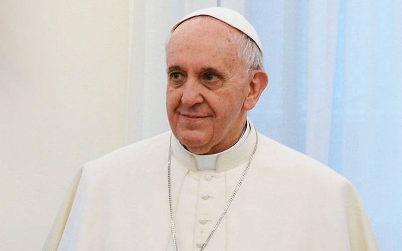 ویٹی کن میں تقریب کے دوران پوپ فرانسس کی ٹوپی ہوا سے اڑگئی، قیام امن کیلئے کاوشوں کی تلقین