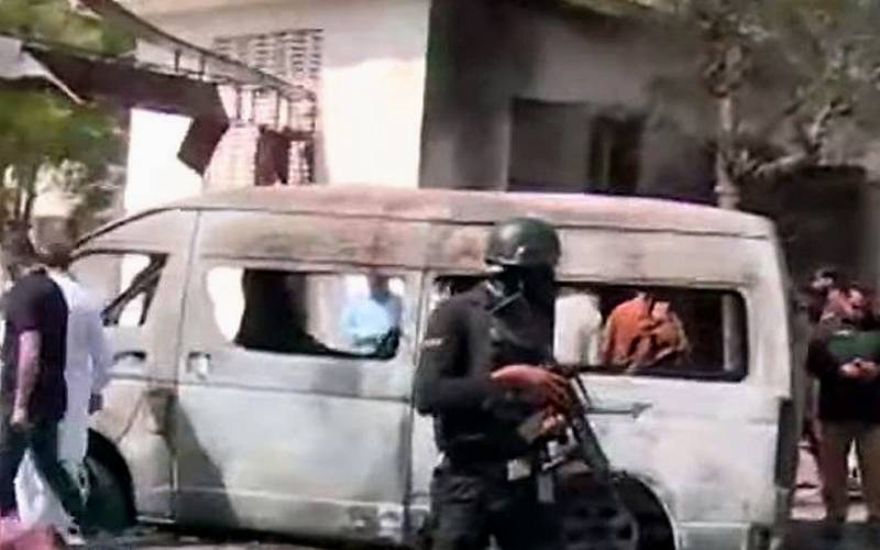 کراچی یونیورسٹی میں کامرس کیمپس کے قریب وین میں دھماکہ ، 4 افراد جاں بحق 