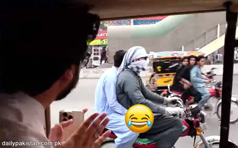 'لڑکی' کے پاؤں اور پاکستانی مردوں کی بے قابو نظریں