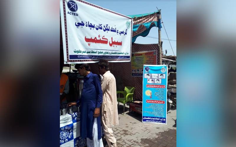 شدید گرمی میں سماجی تنظیم نے عمر کوٹ میں ہیٹ ویوو کیمپ لگا دیا
