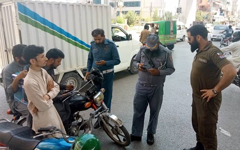 ہیلمٹ نہیں تو سفر نہیں ، راولپنڈی پولیس نے چالان شروع کر دیے 