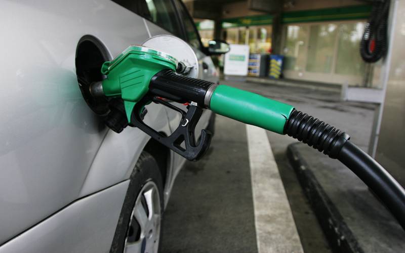 آج پٹرول کی قیمت بڑھے گی یا نہیں ، وزیر خزانہ نے اعلان کر دیا
