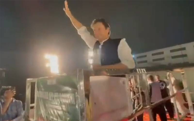 سیکیورٹی رسک؟ عمران خان کی گاڑی 2 گھنٹے ٹریفک میں پھنسی رہی، شہباز گل راستہ کلیئر کراتے رہے، ویڈیو سامنے آگئی
