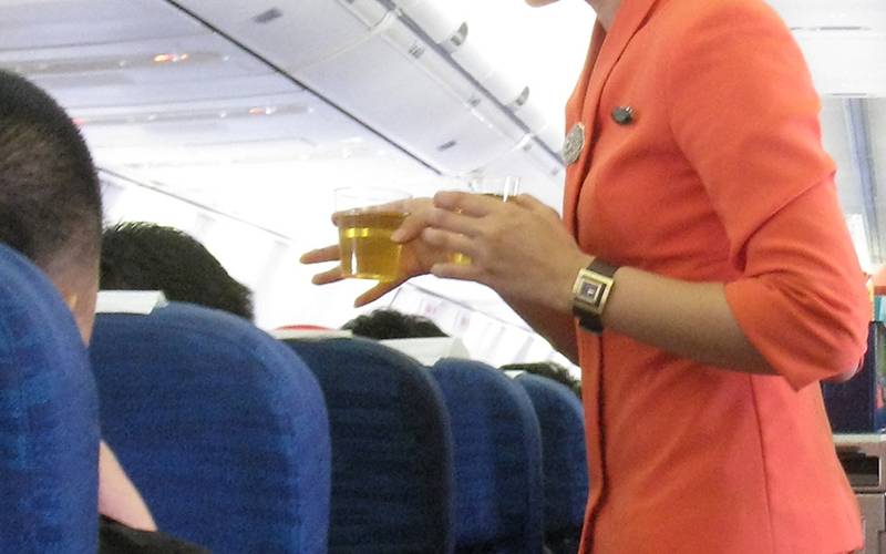 فضائی سفر کے دوران اضافی مشروبات حاصل کرنے کا طریقہ ایئرہوسٹس نے بتادیا