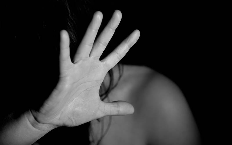 دوستوں سے  اپنی بیوی کے ساتھ اجتماعی زیادتی کرانے والے شوہر کے خلاف مقدمہ درج