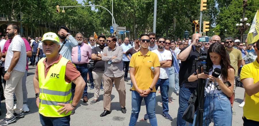 وی ٹی سی گاڑیوں کے خاتمے  کے معاہدے پر عمل درآمد کے لئے بارسلونا ٹیکسی سیکٹر کااحتجاجی مظاہرہ 