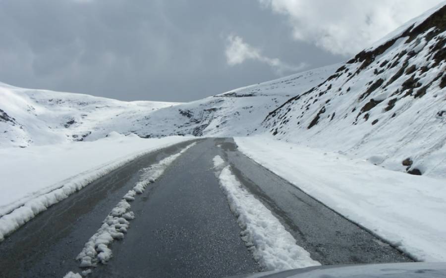 سیاحتی مقام بابوسر ٹاپ کو شدید برف باری کی وجہ سے بند کردیا گیا 