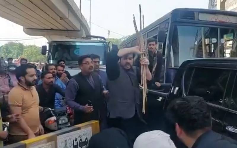 پی ٹی آئی کے کارکنوں نے داتا دربار کے قریب سے رکاوٹیں ہٹا کر ٹریفک بحال کر دی 