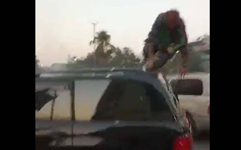 پی ٹی آئی رہنما عامر ڈوگر گاڑی کی چھت سے گر گئے،ویڈیو وائرل