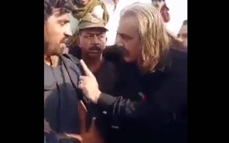 علی امین گنڈا پور نے پولیس اہلکار کو پکڑلیا، عمران خان کی حمایت پر مجبور کرتے رہے