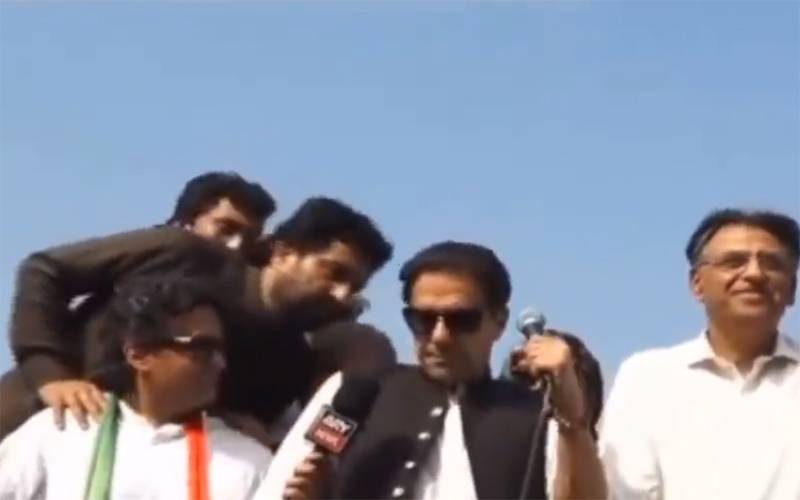 ”خان صاب تھوڑا اسلامی ٹچ دیں “ ڈی چوک پر خطاب کے دوران قاسم سوری کی عمران خان کے کان میں گفتگو کی ویڈیو وائرل 