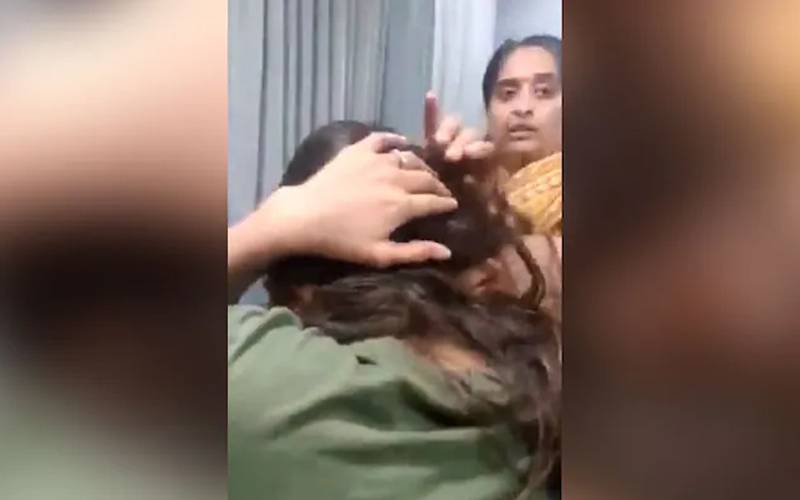 بھارتی سیاستدان کی بیوی نے شوہر سے ناجائز تعلقات کے شبے میں خاتون کو تشدد کا نشانہ بنا ڈالا