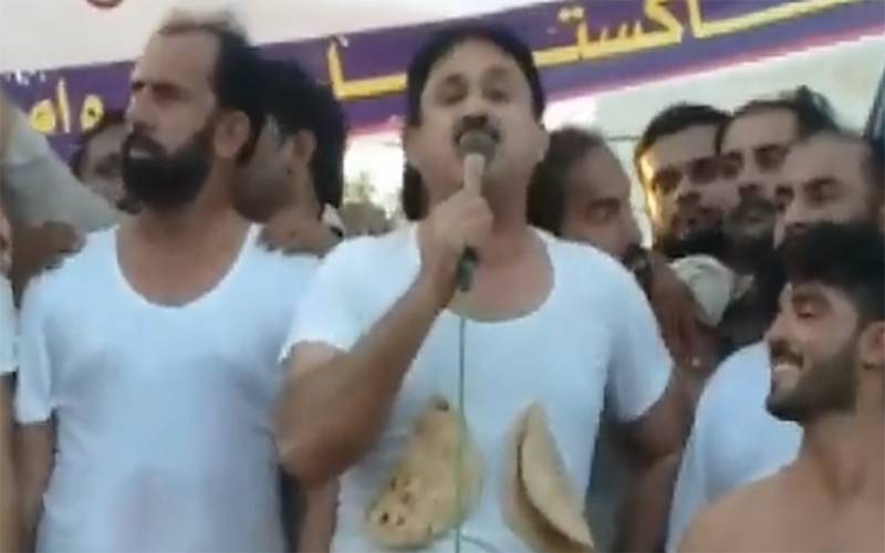 جمشید دستی کا خشک روٹیاں گلے میں لٹکا کر مہنگائی کے خلاف احتجاج