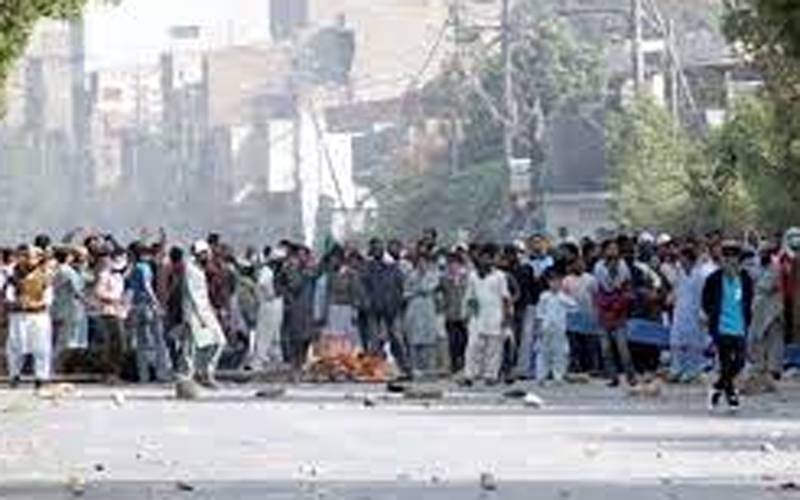 کراچی میں بجلی کی طویل لوڈشیڈنگ کیخلاف احتجاج ، پولیس اور مظاہرین کے مابین جھڑپیں 