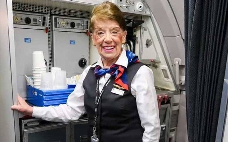 86 سالہ خاتون نے دنیا کی معمر ترین ایئر ہوسٹس کا عالمی اعزاز پالیا
