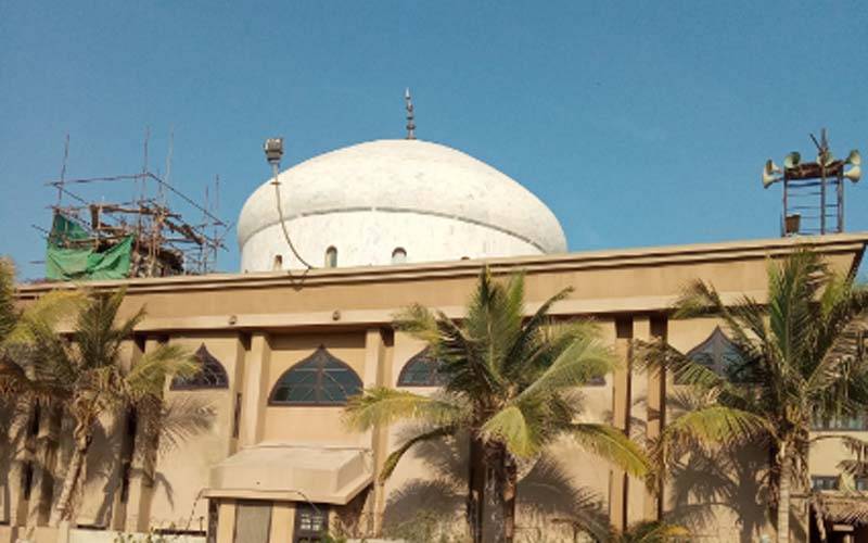 کراچی میں نماز جمعہ کی ادائیگی کے بعد ایک شخص نے اپنا گلا کاٹ لیا