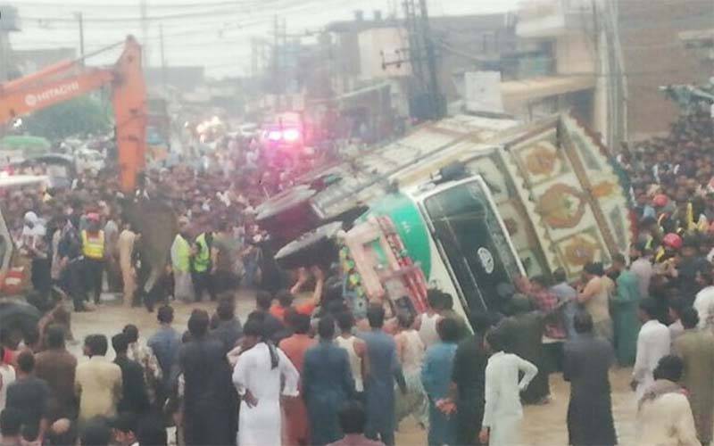 رحیم یار خان میں خوفناک حادثہ ، منی بس پر ٹرالر الٹ گیا، 13افراد جاں بحق
