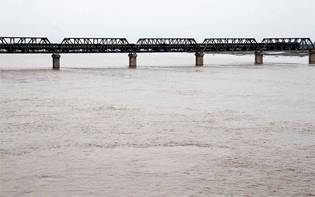 بھارت کی جانب سے راوی میں چھوڑا گیا سیلابی ریلا پاکستانی حدود میں داخل، کونسے شہر متاثر ہوسکتے ہیں؟ جانئے