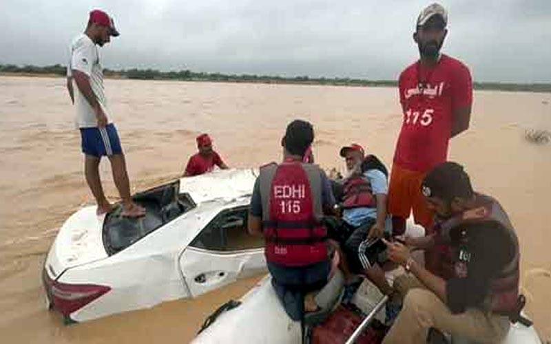 کراچی سے حیدر آباد جانیوالی مسافر کار سیلابی ریلے میں بہہ گئی ، 4 بچوں سمیت7افراد لا پتہ