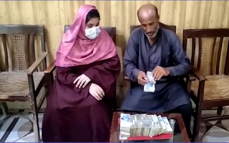 کنجوسی سے تنگ لڑکی باپ کے  27 لاکھ روپے لے کر تھانے پہنچ گئی