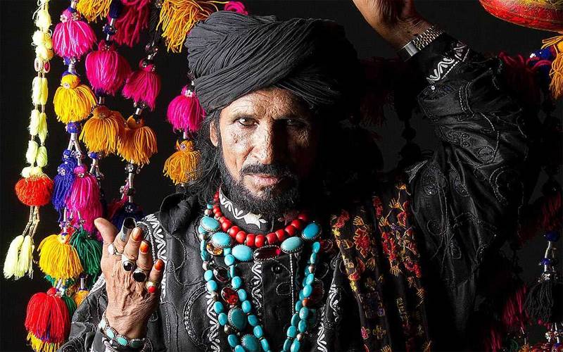 پاکستانی لوک فنکار سائیں ظہور لندن میں لائیو پرفارمنس کے دوران گر گئے، ہسپتال منتقل