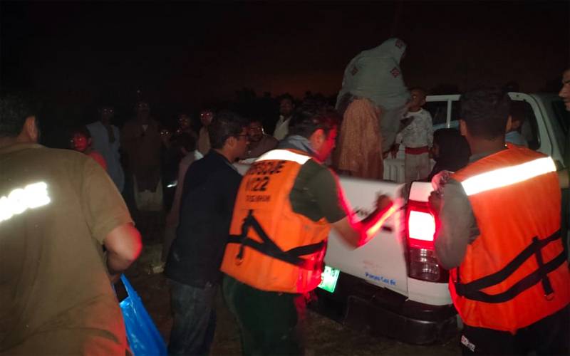 ڈیرہ غازی خان، بستی وڈانی میں اسسٹنٹ کمشنر نے اپنی گاڑی میں سیلاب متاثرین کو ریسکیو کر کے مثال قائم کر دی 