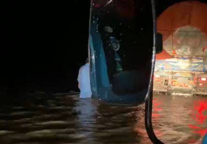 سیلاب متاثرین کو منتقل کرنے والی کشتی الٹ گئی، 13 افراد جاں بحق