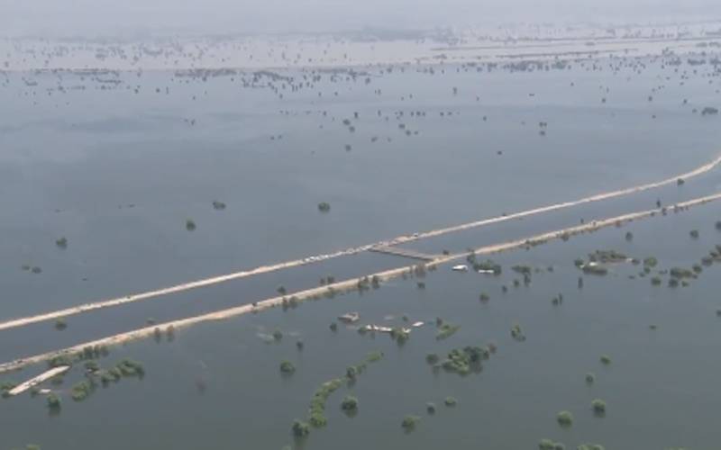 دادو میں سیلاب سے تباہ شدہ دیہات میں کشتی سوار ڈاکوؤں نے لوٹ مار شروع کر دی