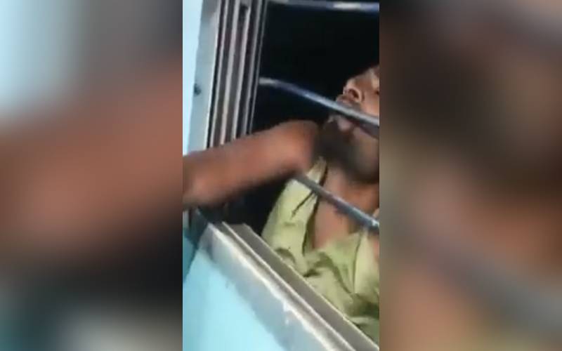 ٹرین میں بیٹھے مسافر کا فون چوری کرنے کی کوشش کرنے والا چور پکڑا گیا، ٹرین کی کھڑکی سے باہر لٹکنے پر مجبور