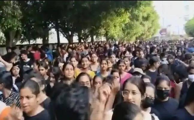 بھارتی یونیورسٹی میں طالبہ نے متعدد طالبات کی نازیبا ویڈیوز وائرل کردیں، آٹھ طالبات کی مبینہ  خود کشی کی کوشش، ہنگامہ برپا ہوگیا