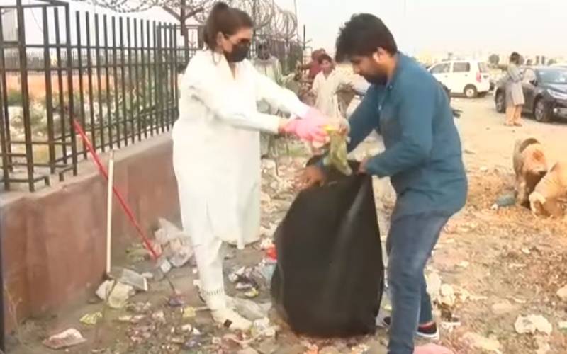 دریا میں پلاسٹک پھینکنے پر تنقید کا نشانہ بننے والی  اداکارہ ریشم نے سڑکوں کی صفائی شروع کر دی